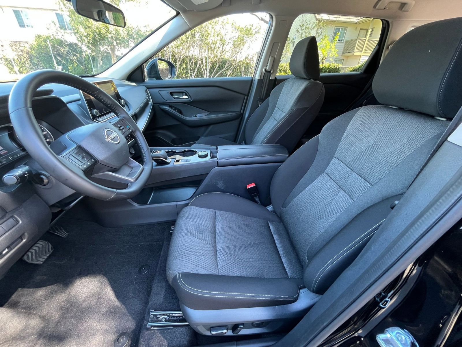 Used 2025 Nissan Rogue SV image 29