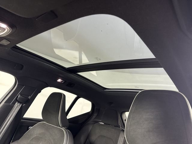 Used 2019 Volvo XC40 T5 R-Design image 18