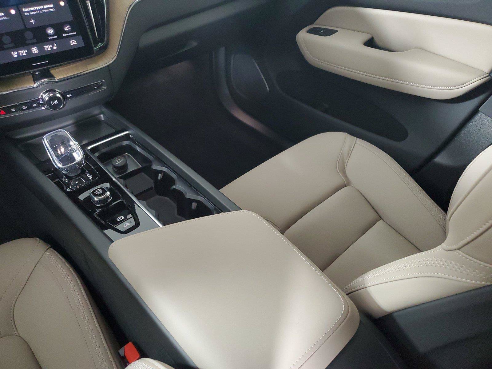New 2027 Volvo XC60 B5 Plus AWD/4WD image 17