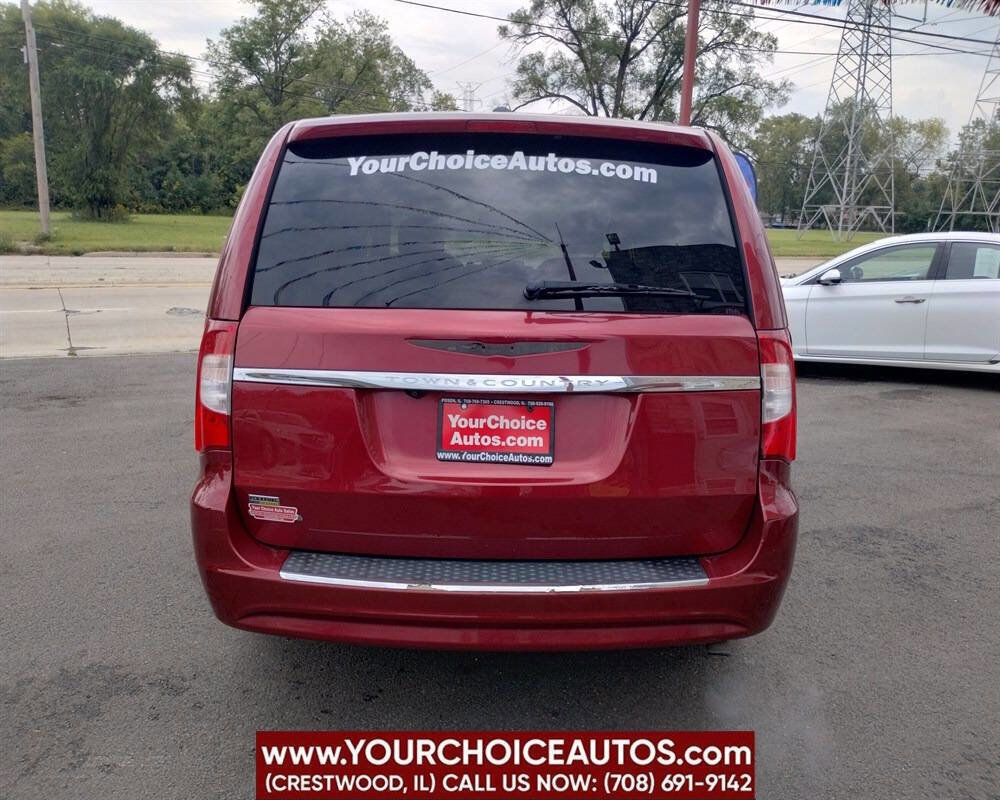 Used 2015 Chrysler Town & Country Touring image 4