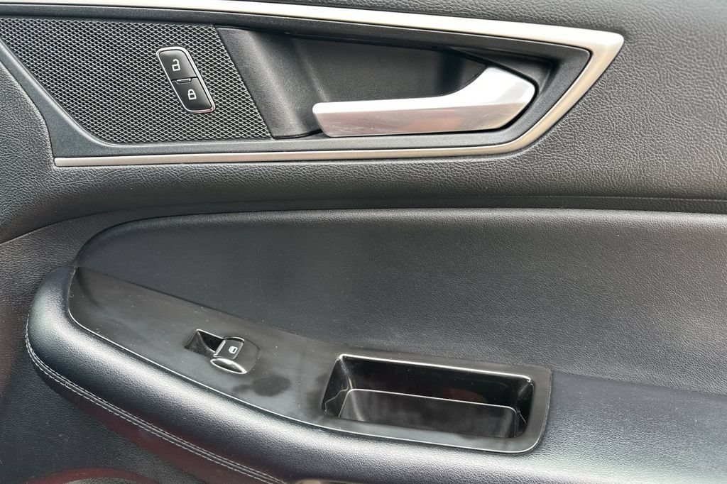 Used 2018 Ford Edge SEL w/ Equipment Group 201A FWD image 17