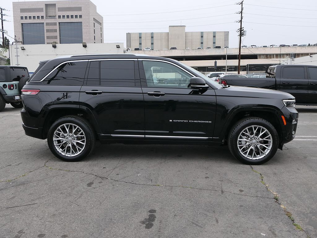 Used 2023 Jeep Grand Cherokee Summit w/ Luxury Tech Group V AWD/4WD image 2