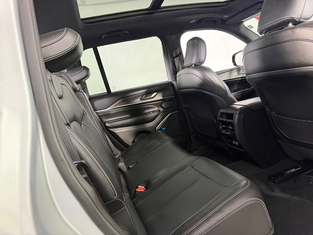 Used 2023 Jeep Grand Cherokee Overland AWD/4WD image 25