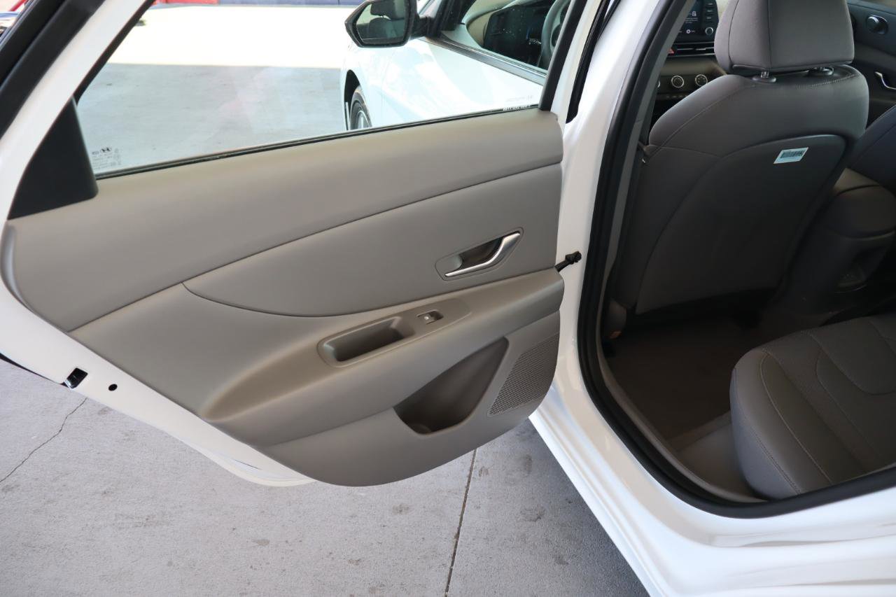 Used 2025 Hyundai Elantra SE image 29