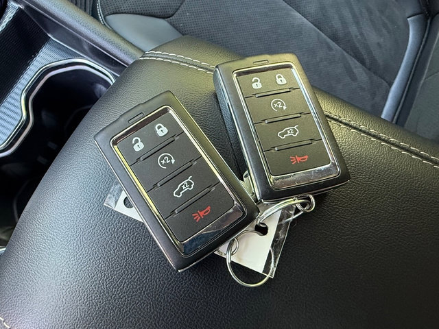Used 2025 Jeep Grand Cherokee Altitude AWD/4WD image 30