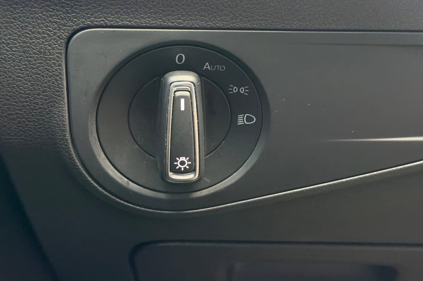 Used 2020 Volkswagen Tiguan SE w/ Panoramic Sunroof Package image 32