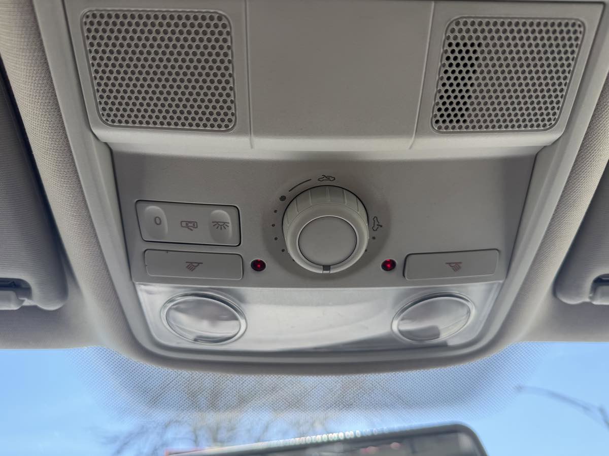 Used 2010 Volkswagen Golf 4-Door image 32