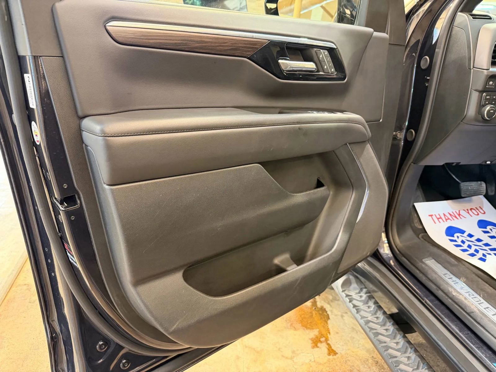 Used 2025 Chevrolet Suburban Z71 image 8