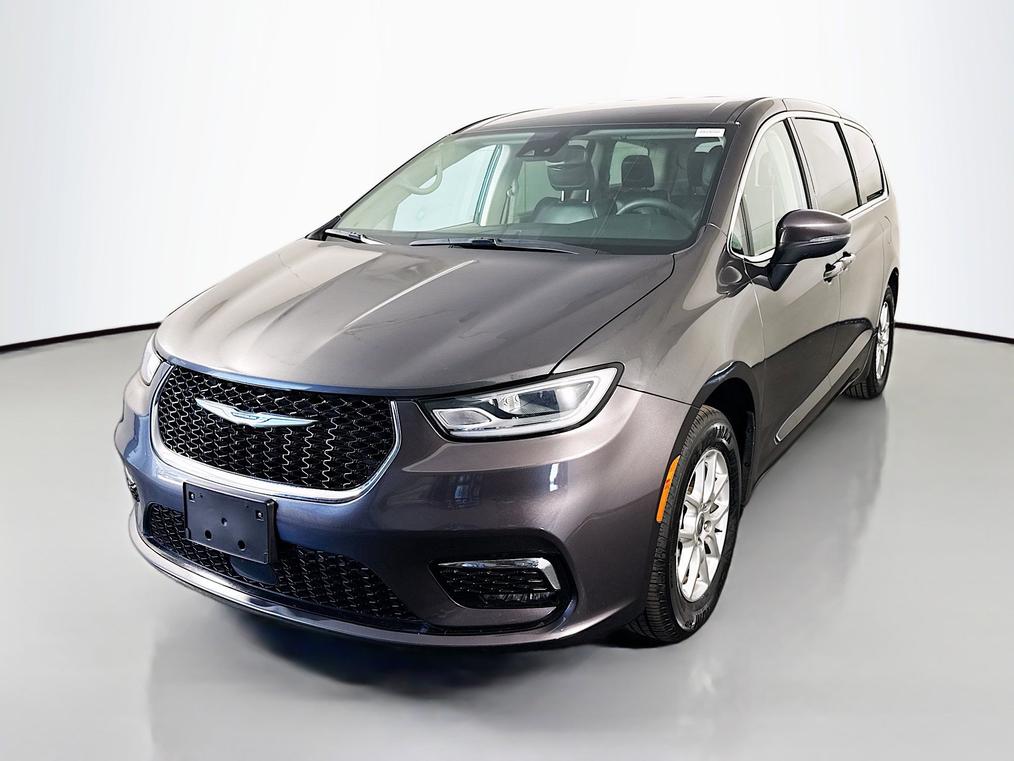 Used 2023 Chrysler Pacifica Touring-L image 4