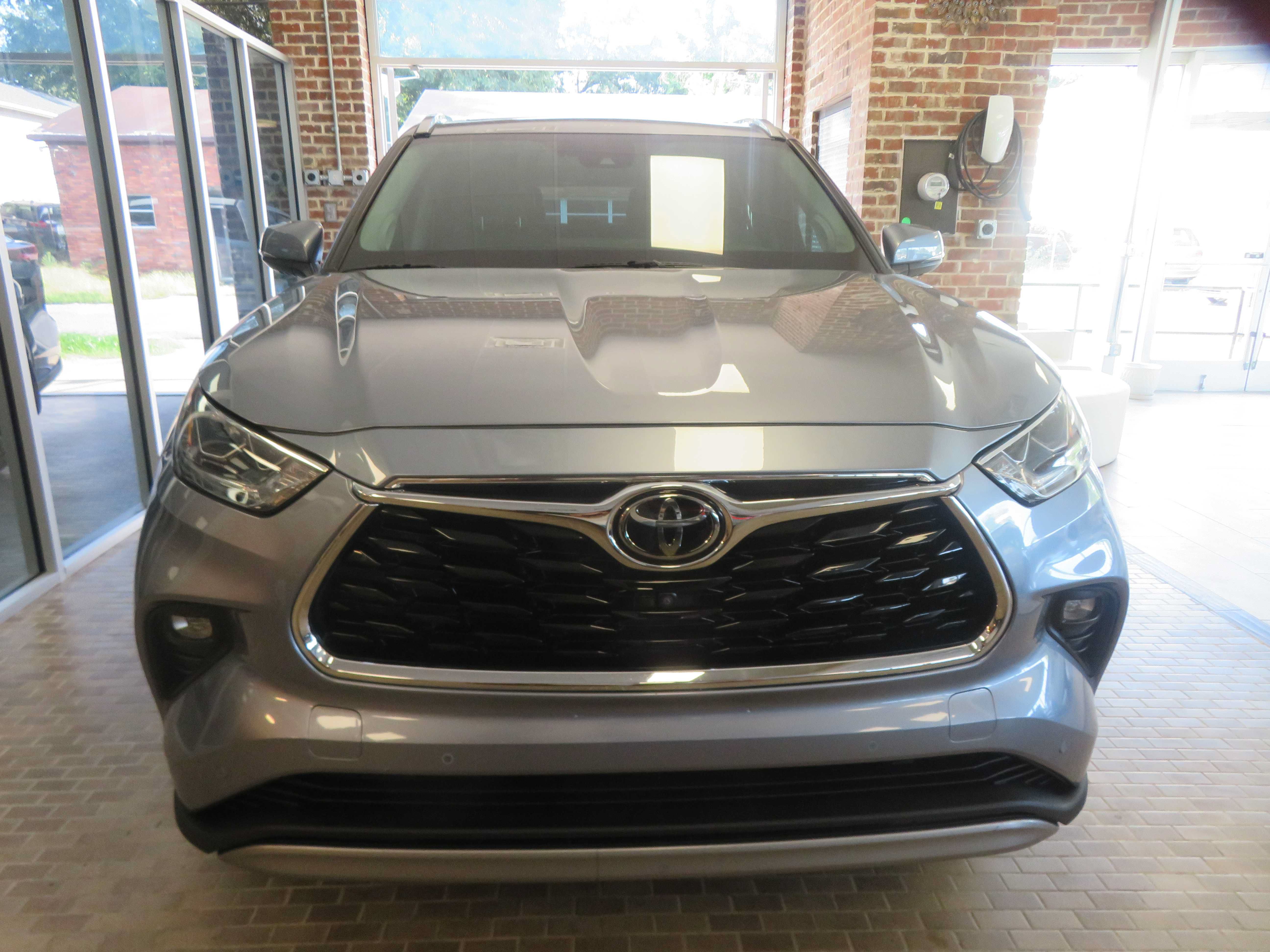 Used 2021 Toyota Highlander Platinum FWD image 2
