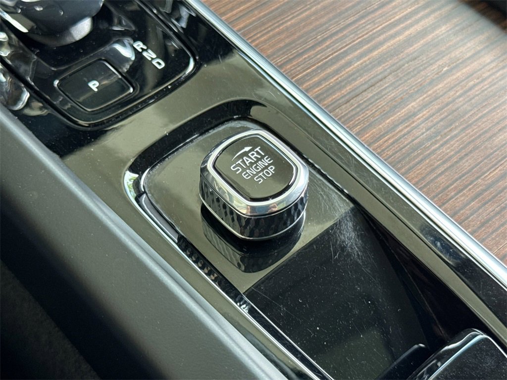 Certified 2023 Volvo XC60 B5 Ultimate w/ Climate Package image 22