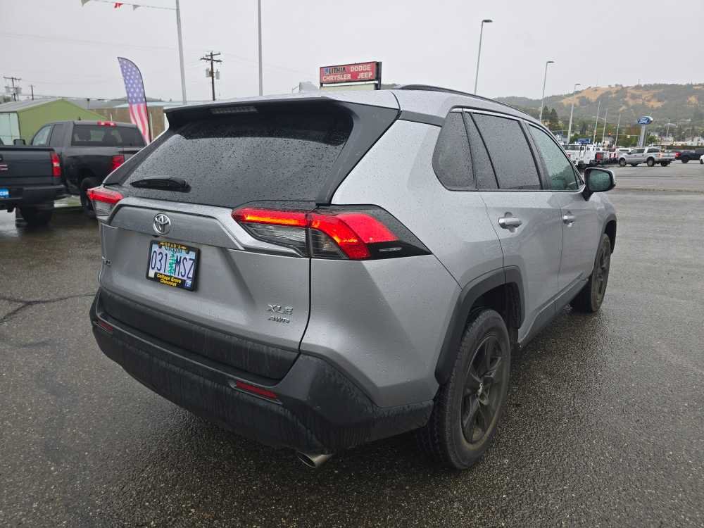 Used 2020 Toyota RAV4 XLE AWD/4WD image 17