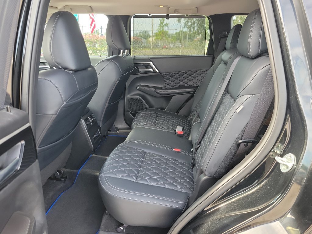 Used 2025 Mitsubishi Outlander 4WD Plug-In Hybrid image 11