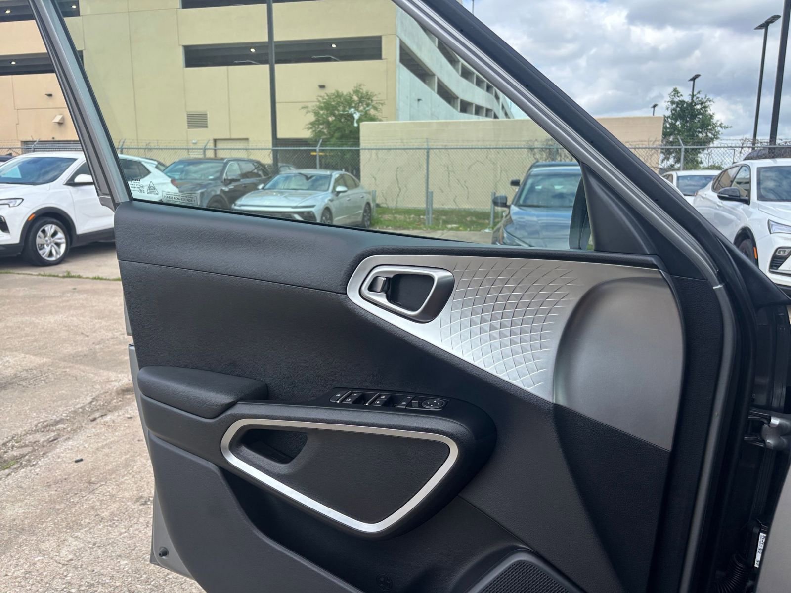 Used 2025 Kia Soul LX w/ LX Technology Package FWD image 18