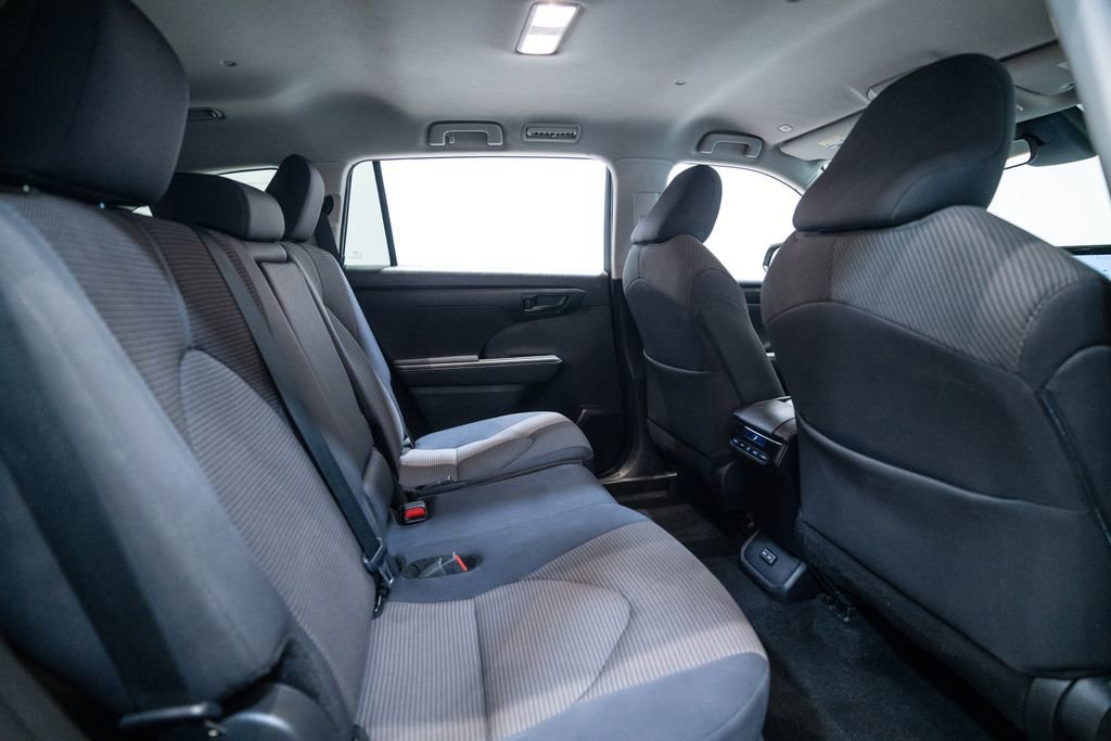 Used 2024 Toyota Highlander LE AWD/4WD image 31
