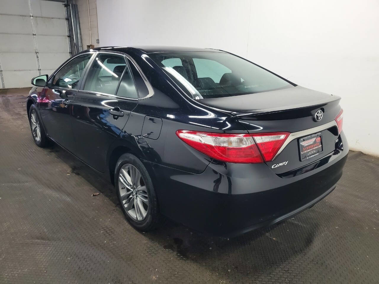 Used 2015 Toyota Camry SE FWD image 5