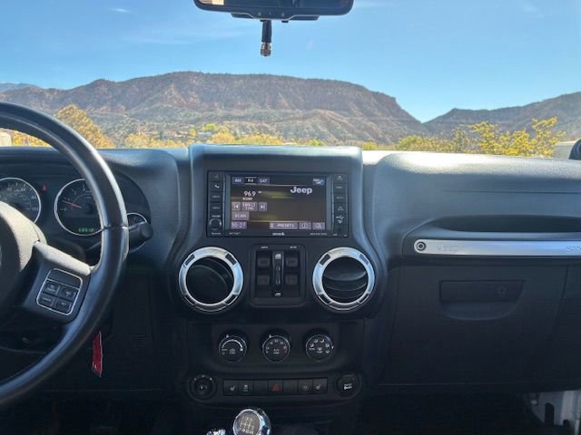 Used 2014 Jeep Wrangler Unlimited Rubicon w/ Connectivity Group AWD/4WD image 15