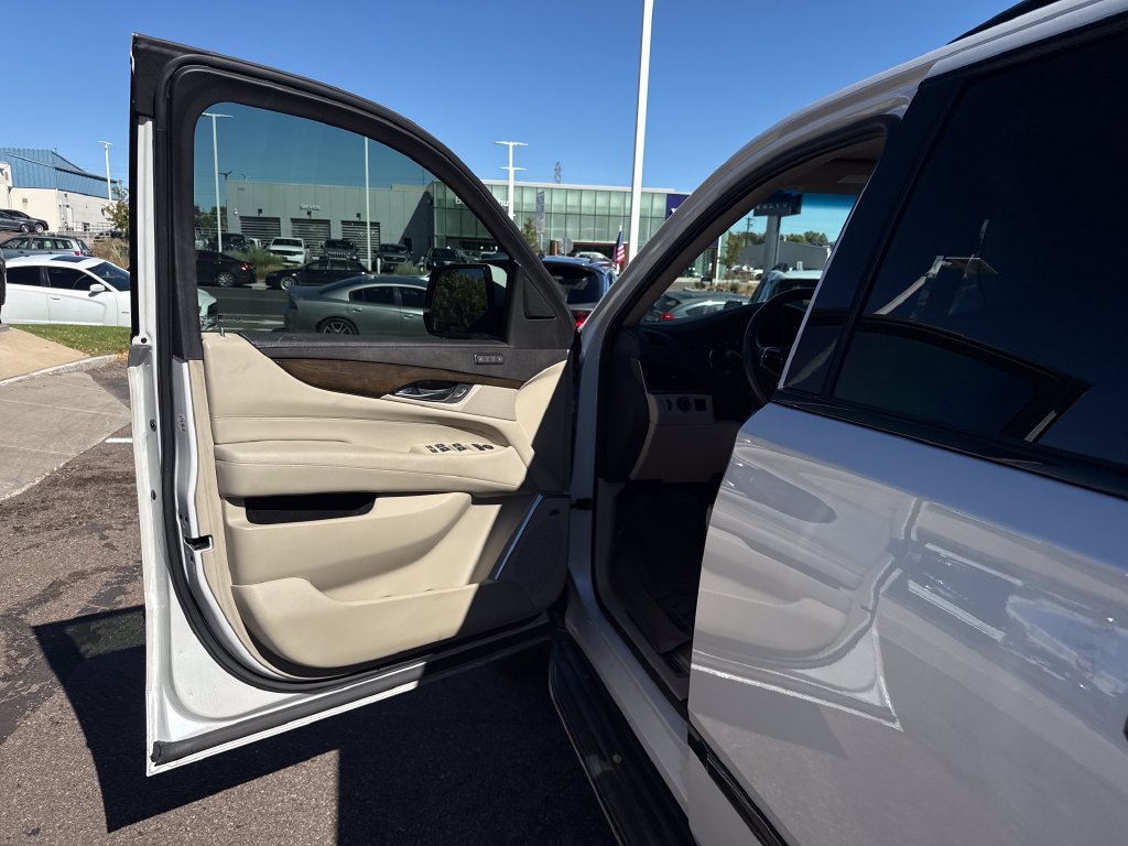 Used 2019 Cadillac Escalade Luxury RWD image 11