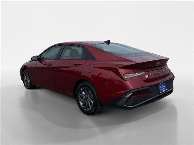 Used 2024 Hyundai Elantra SEL image 4
