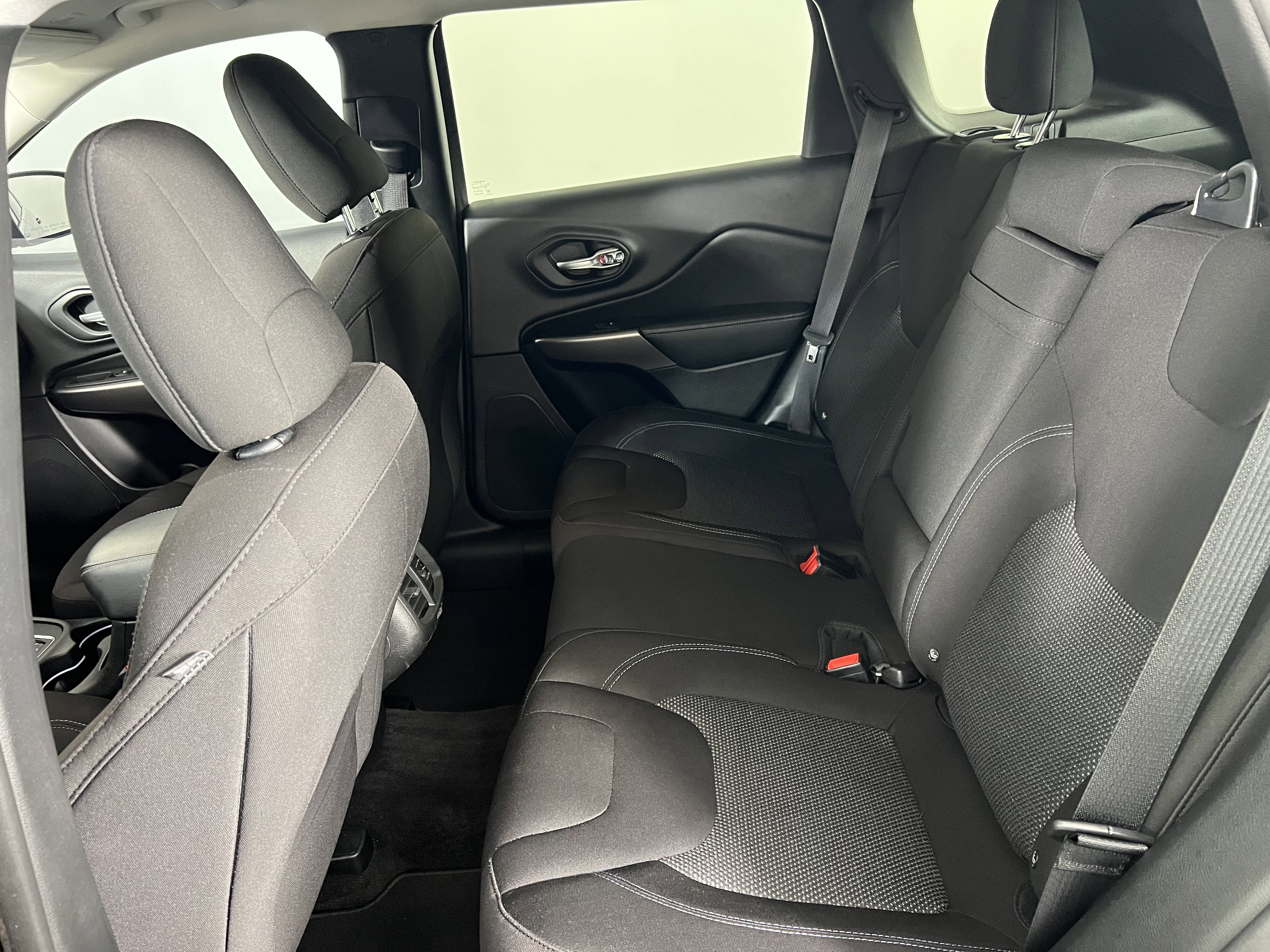 Used 2019 Jeep Cherokee Latitude w/ Popular Appearance Group image 19