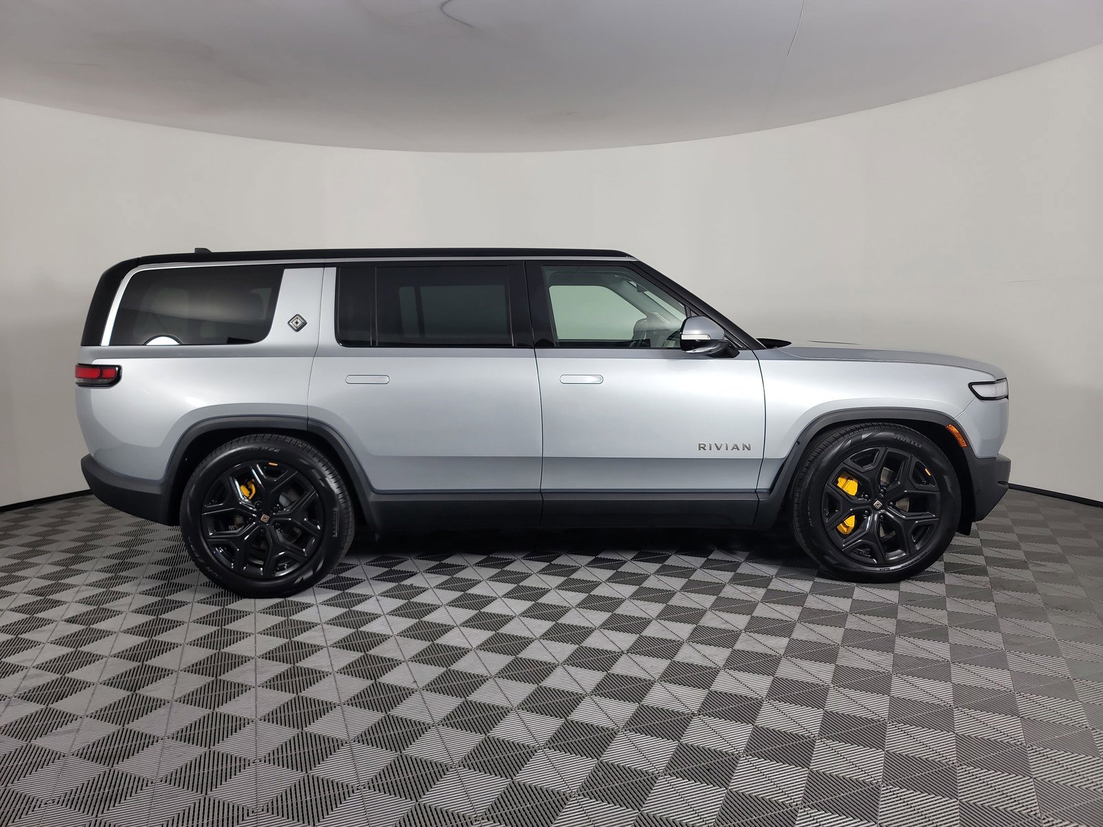 Used 2024 Rivian R1S Adventure image 6