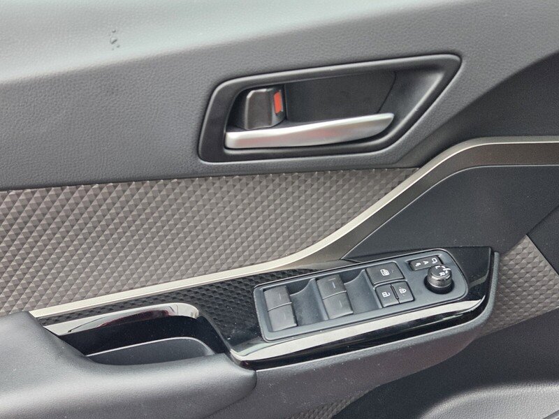Used 2022 Toyota C-HR Limited FWD image 27