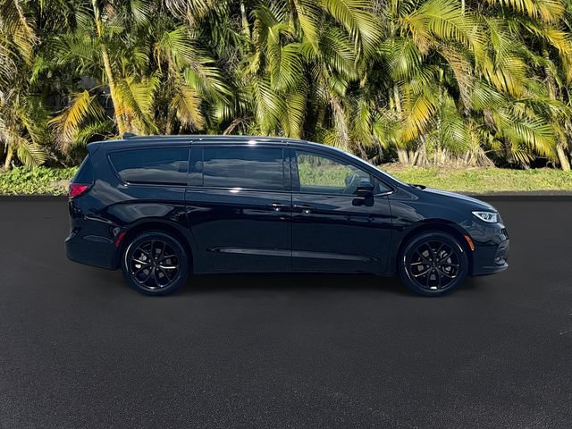 Used 2024 Chrysler Pacifica Limited w/ Uconnect Theater Family Group AWD/4WD image 4
