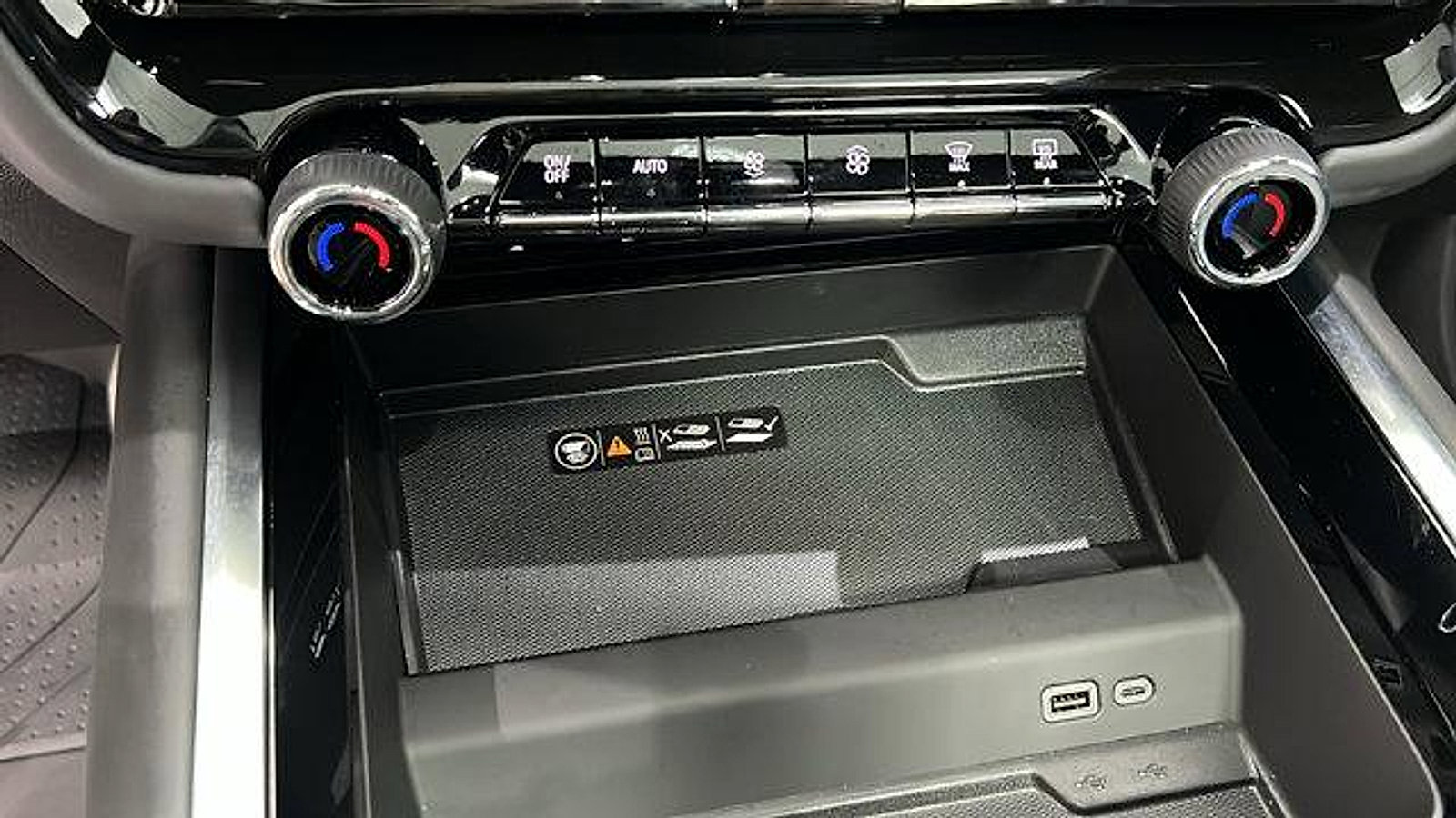 New 2025 Chevrolet Suburban Premier w/ Sun And Tow Package image 22