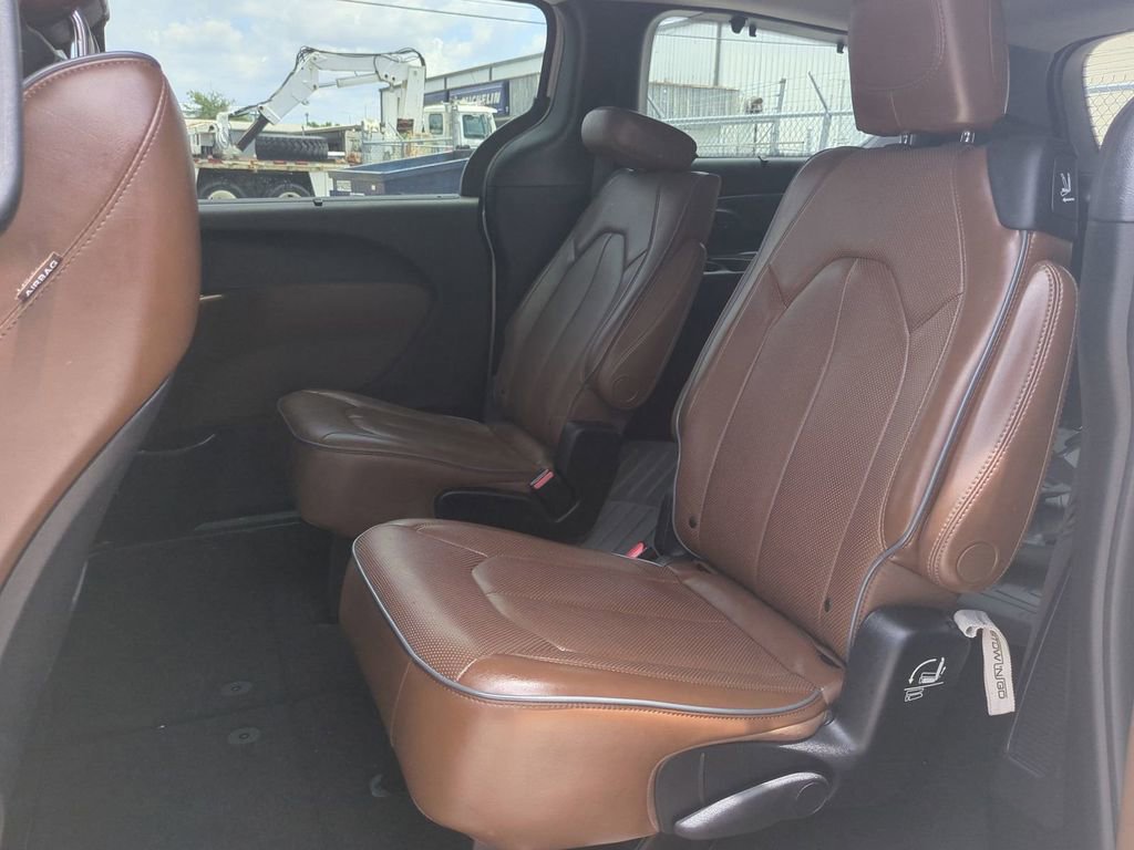 Used 2017 Chrysler Pacifica Limited FWD image 16