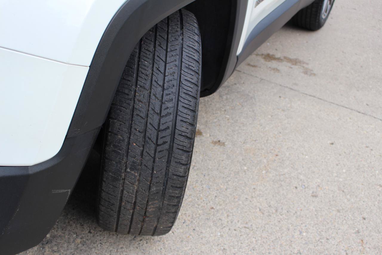 Used 2016 Jeep Renegade Latitude w/ Cold Weather Group FWD image 43