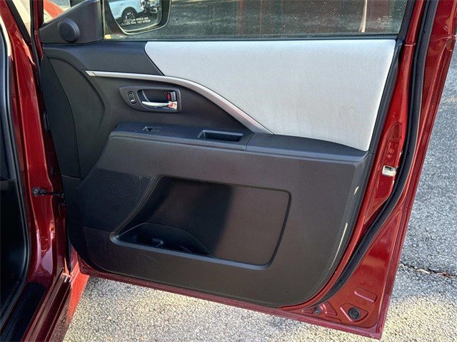 Used 2012 MAZDA MAZDA5 Touring w/ Moonroof & Audio Pkg image 8