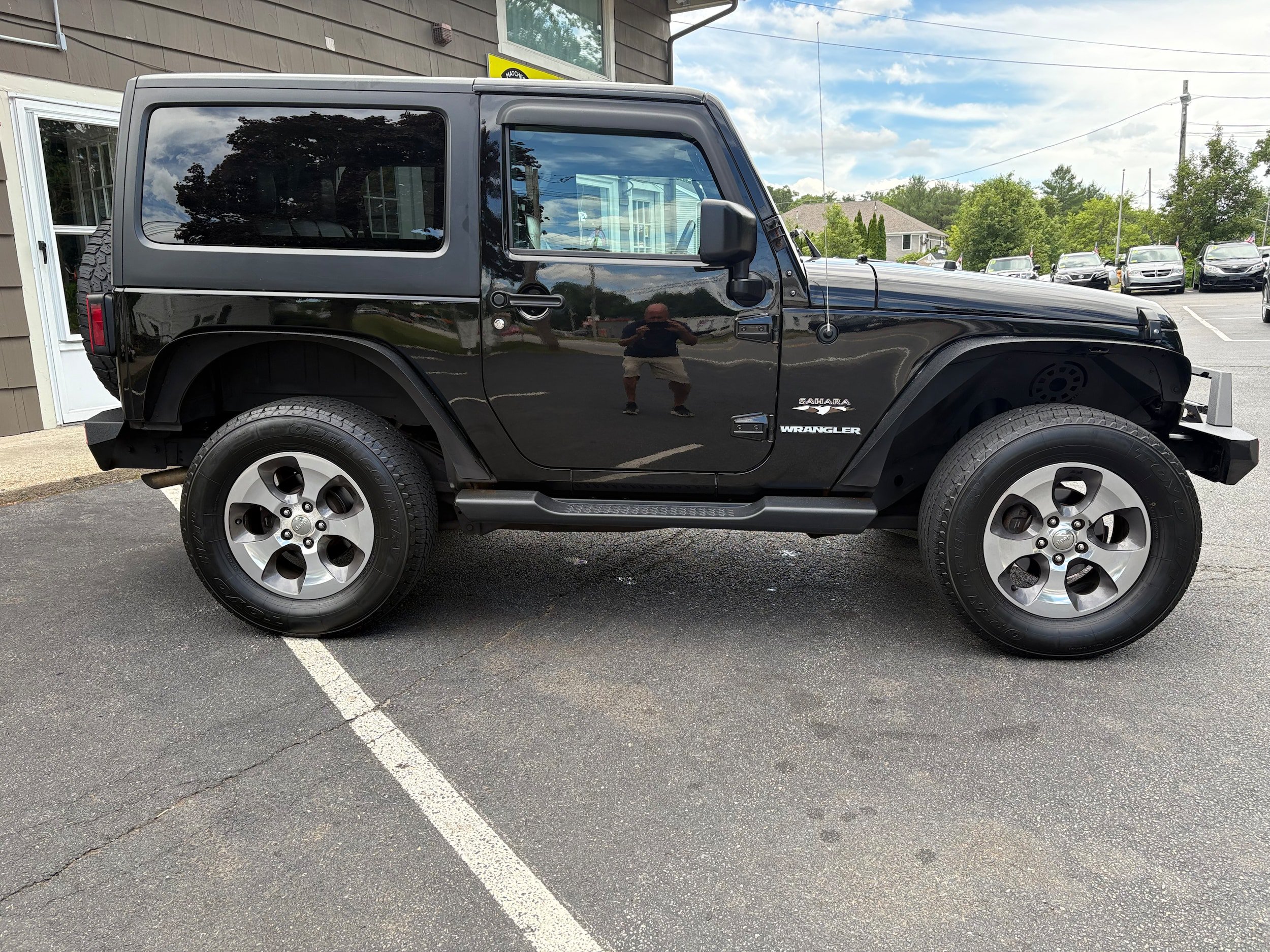Used 2017 Jeep Wrangler Sahara AWD/4WD image 4