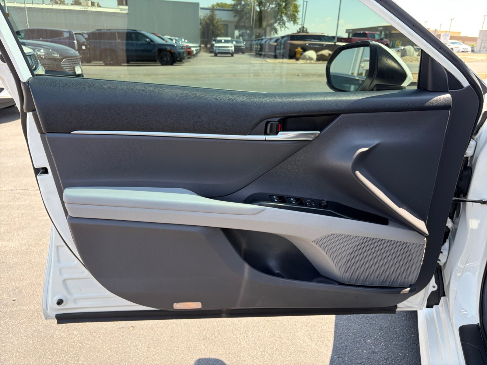 Used 2019 Toyota Camry LE FWD image 12