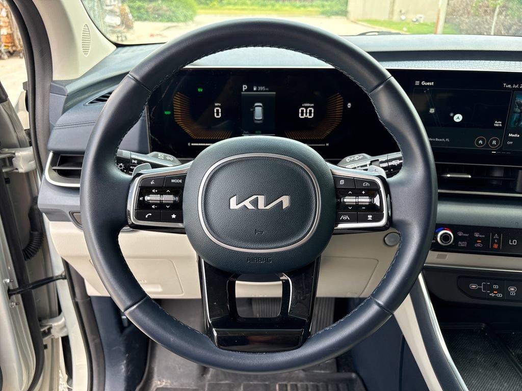 Used 2025 Kia Carnival EX FWD image 16