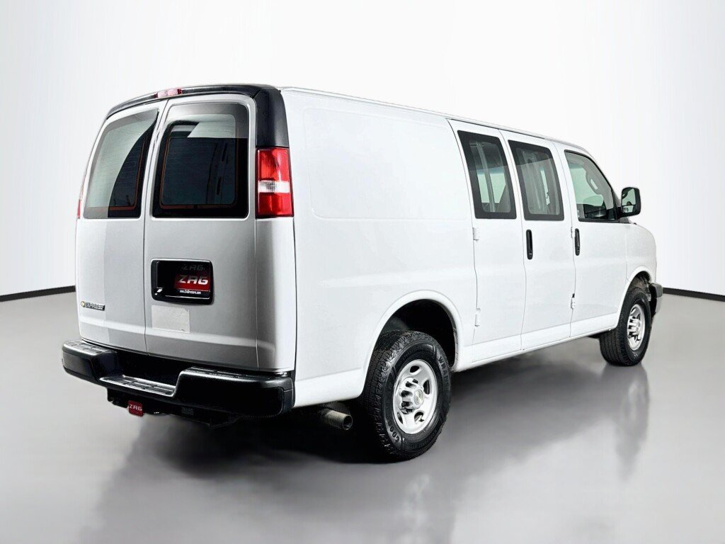Used 2022 Chevrolet Express 3500 w/ Driver Convenience Package RWD image 5
