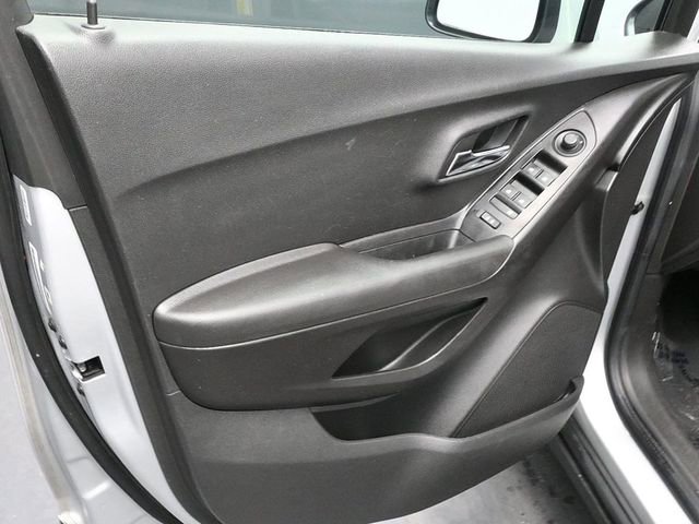 Used 2019 Chevrolet Trax LT w/ LT Convenience Package image 17