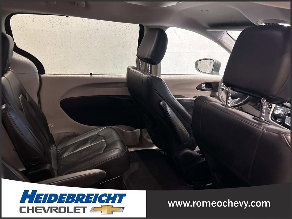 Used 2017 Chrysler Pacifica Touring-L image 32