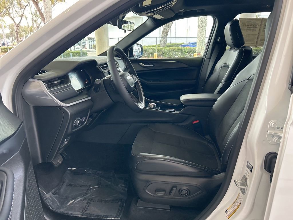 Used 2025 Jeep Grand Cherokee Altitude RWD image 5