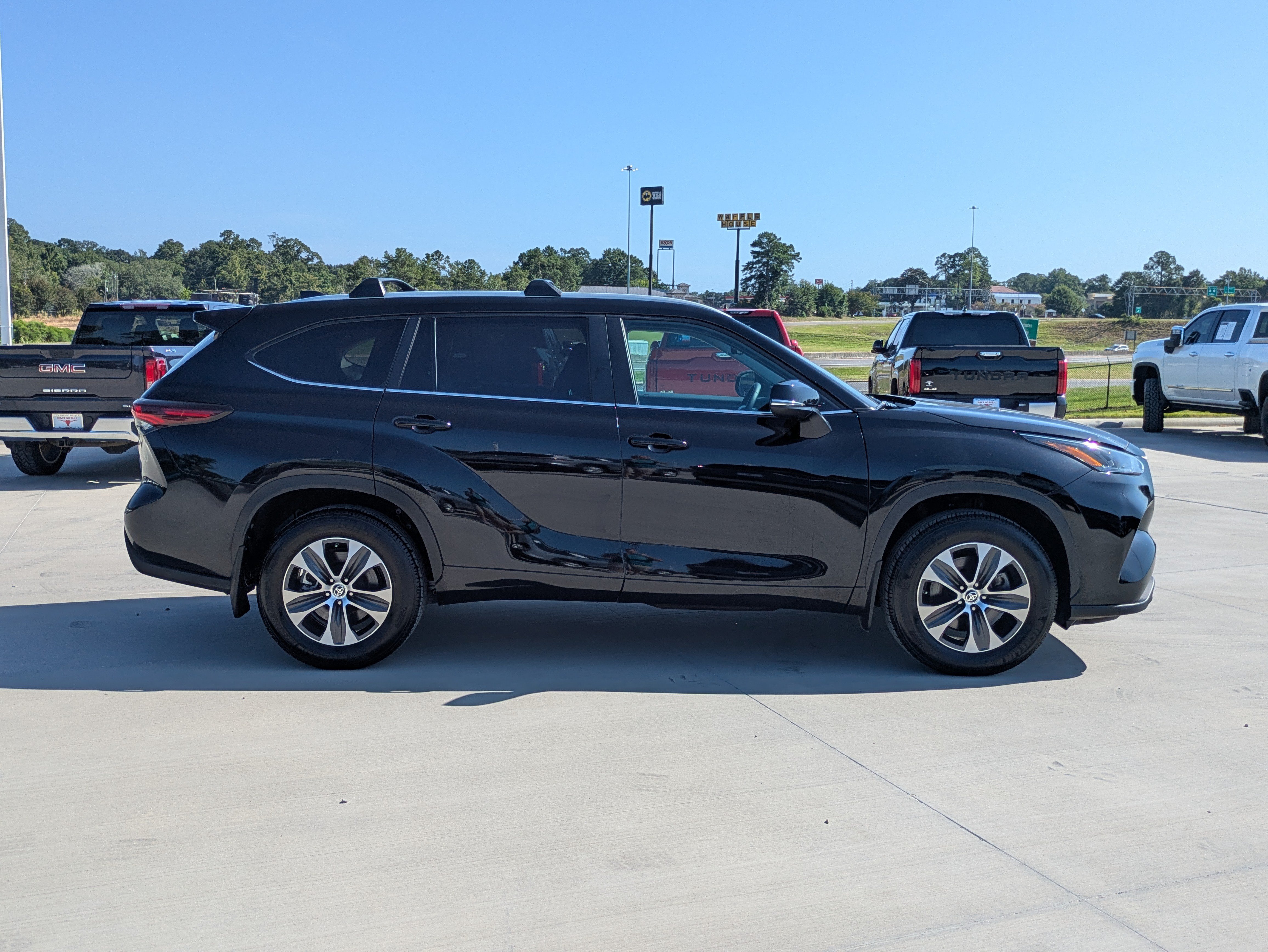 Certified 2024 Toyota Highlander XLE FWD image 6