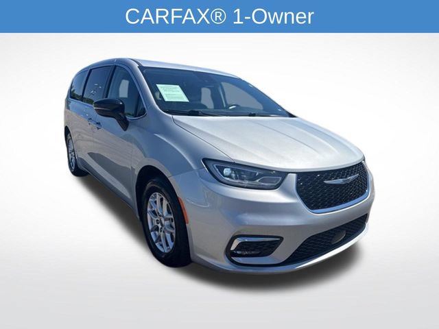 Used 2024 Chrysler Pacifica Touring-L FWD image 2