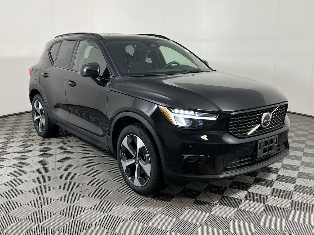 Certified 2025 Volvo XC40 B5 Plus image 2