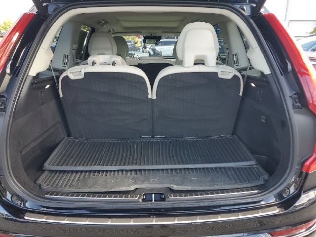 Used 2021 Volvo XC90 T5 Momentum w/ Climate Package FWD image 9