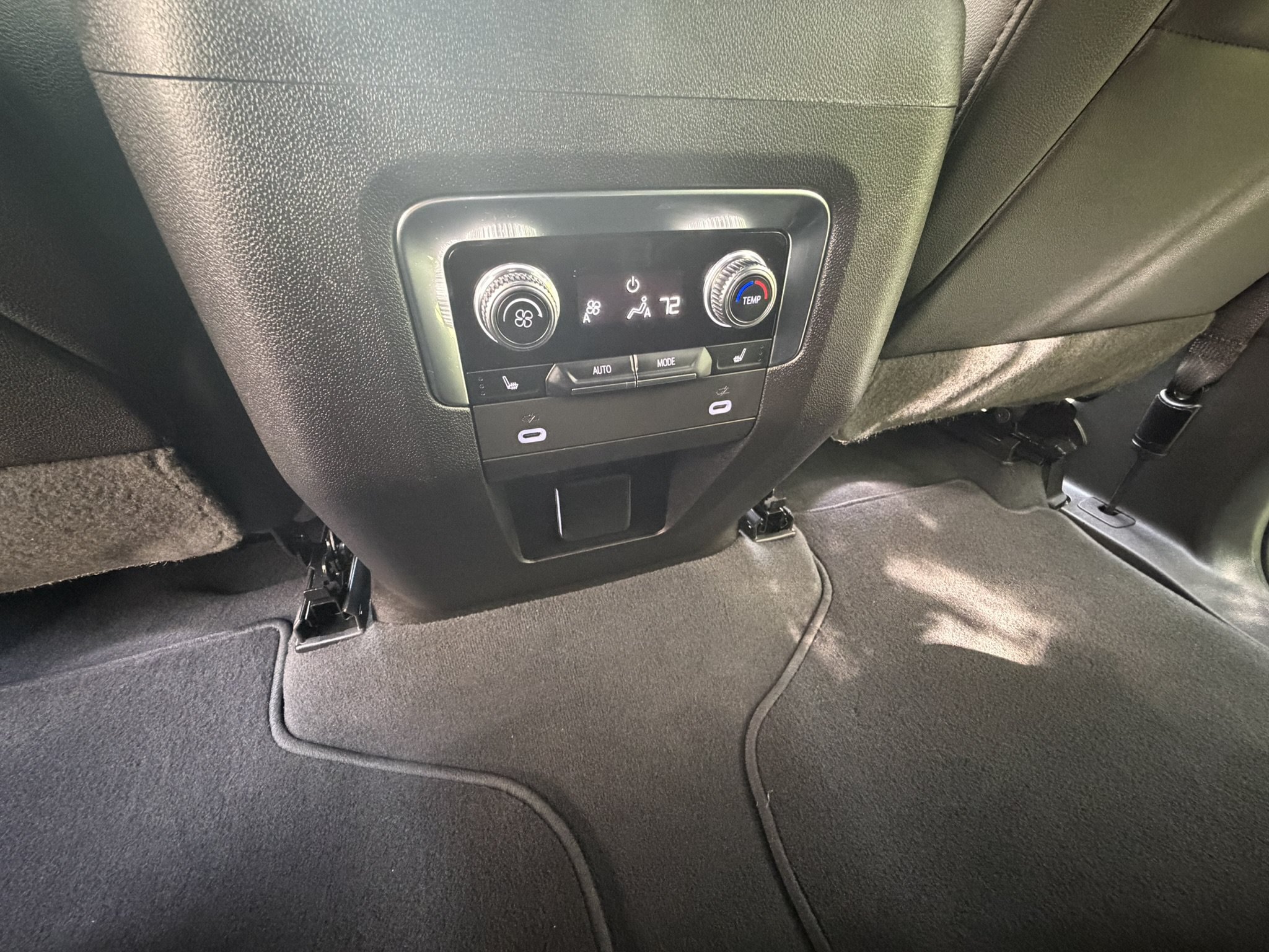 Used 2022 GMC Yukon SLT w/ SLT Luxury Package AWD/4WD image 9