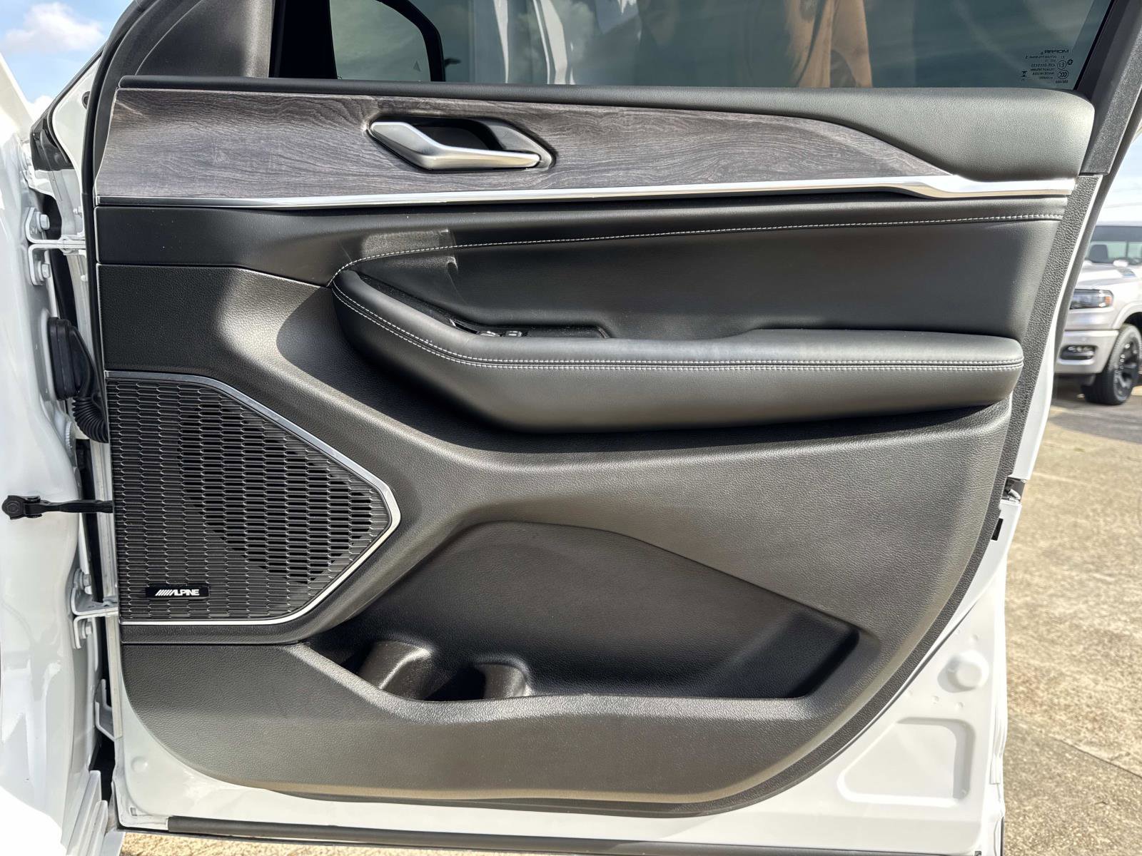 Used 2023 Jeep Grand Cherokee L Overland image 14