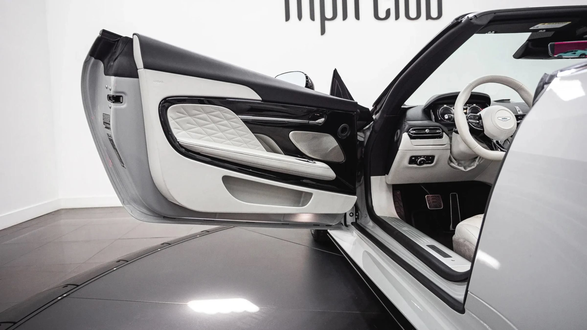 Used 2024 Aston Martin DB12 Convertible RWD image 14