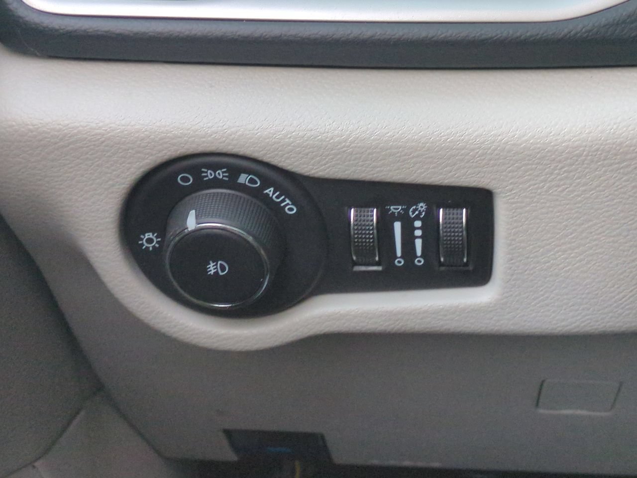 Used 2023 Chrysler Pacifica Touring-L FWD image 17