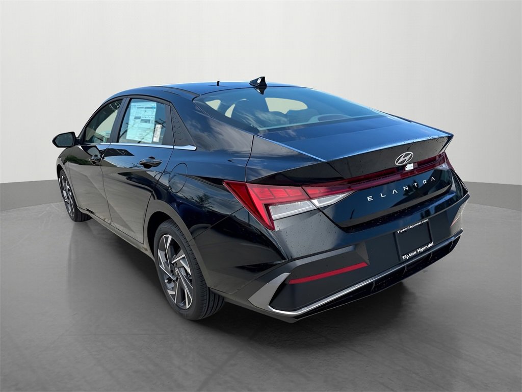 Used 2024 Hyundai Elantra SEL w/ Convenience Package image 3