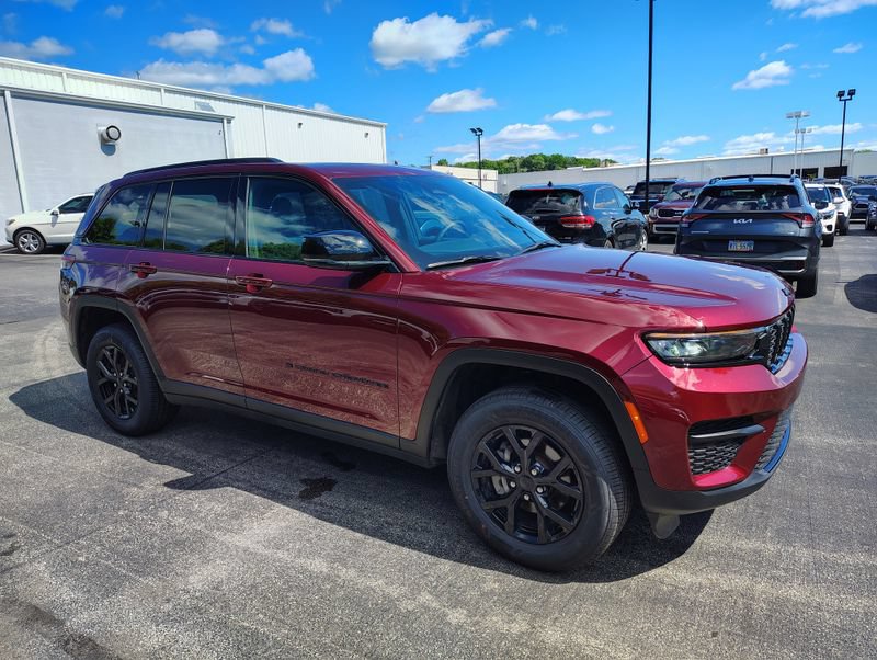 Used 2025 Jeep Grand Cherokee Altitude AWD/4WD image 2