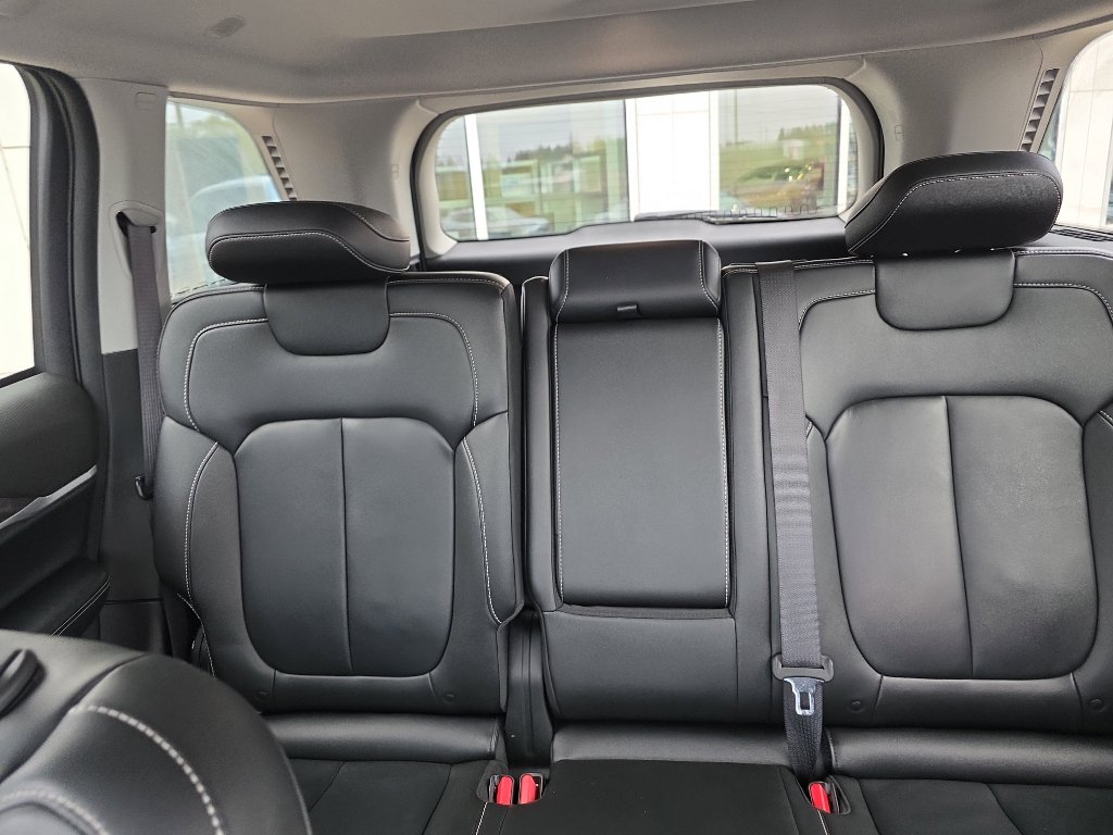 Used 2023 Jeep Grand Cherokee Limited image 37