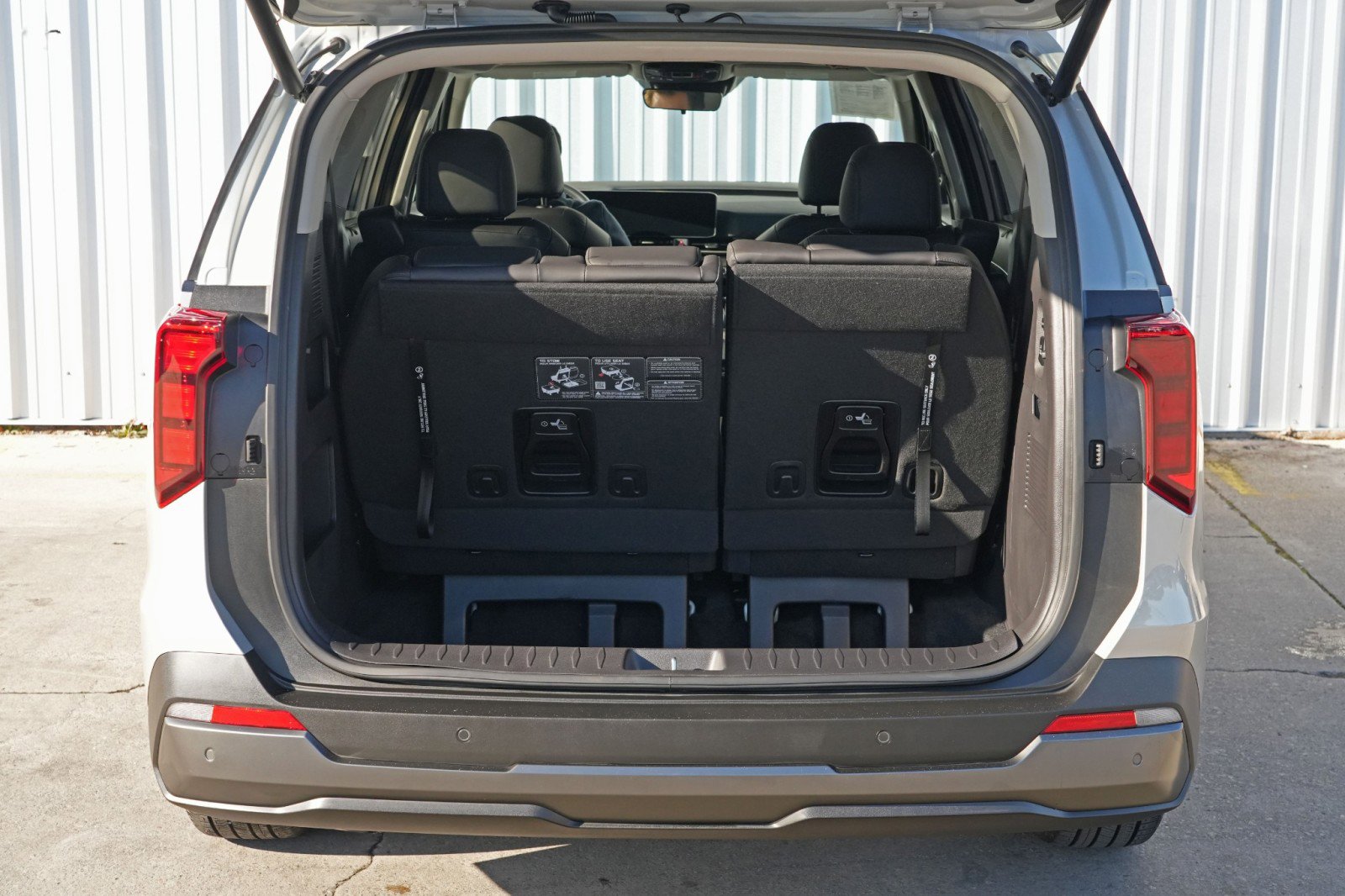 Used 2025 Kia Carnival SX w/ SX Dark Edition Package image 10